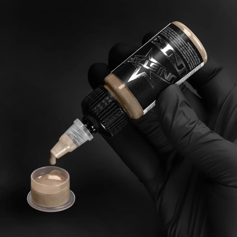 Unistar Skintone 8 Tattoofarbe wird mit Handschuh in eine Farbkappe gefüllt