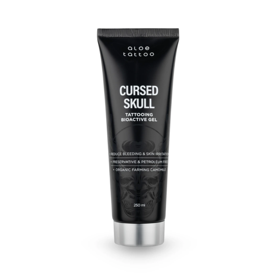 Aloe Tattoo Cursed Skull Bioactive Gel 250 ml Tube zum Tätowieren, auf weißem Hintergrund