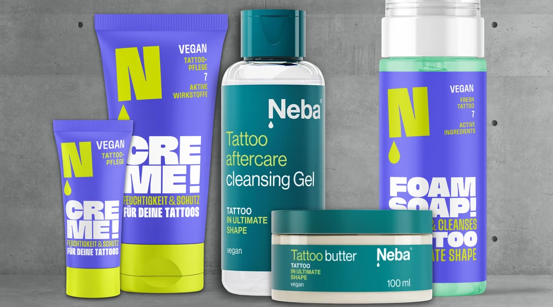 Neba Pflegelinie vor einer Betonwand: Creme 20 ml, Creme 50 ml, Tattoo aftercare cleansing Gel, Tattoo butter 100 ml und Foam Soap in Violett, Neongelb und Petrol
