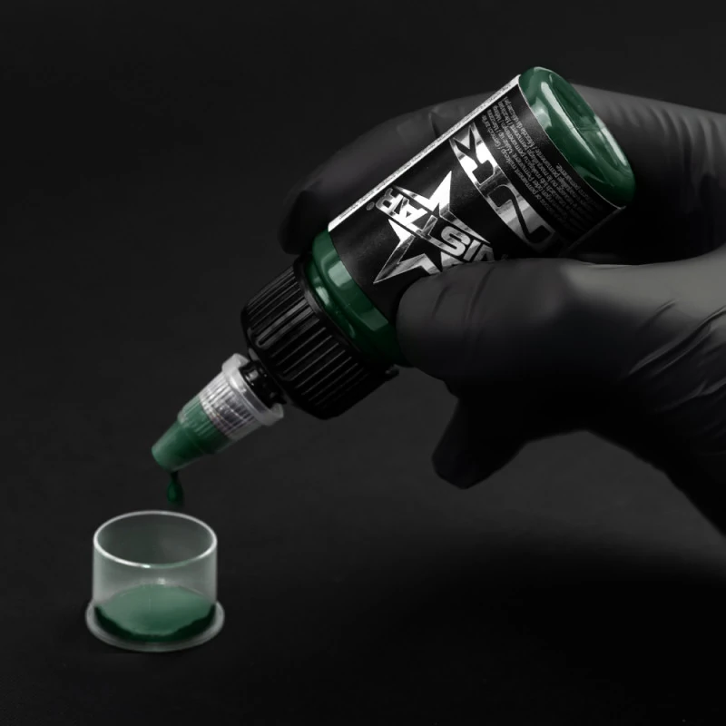 Unistar Deep Green Tattoofarbe wird mit Handschuh in eine Farbkappe gefüllt