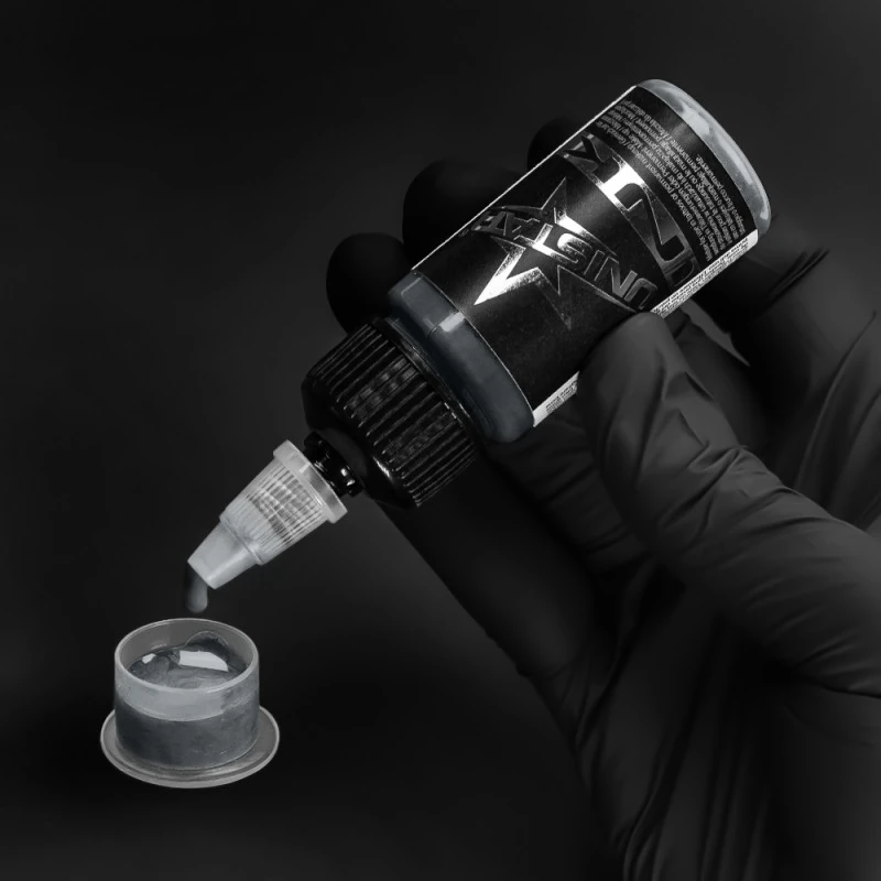 Unistar Solid Gray #3 Tattoofarbe wird mit Handschuh in eine Farbkappe gefüllt