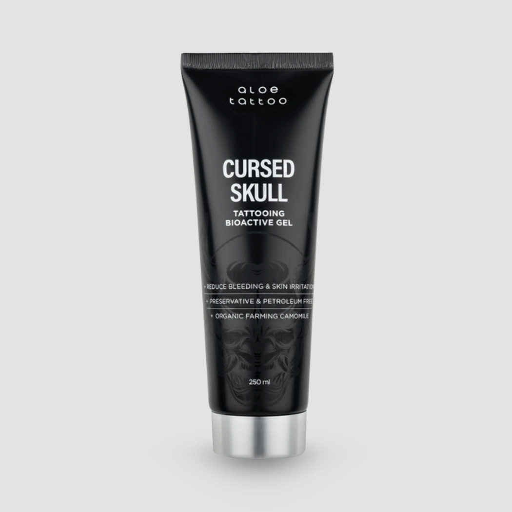 Aloe Tattoo Cursed Skull Bioactive Gel 250 ml Tube, schwarz, auf grauem Hintergrund
