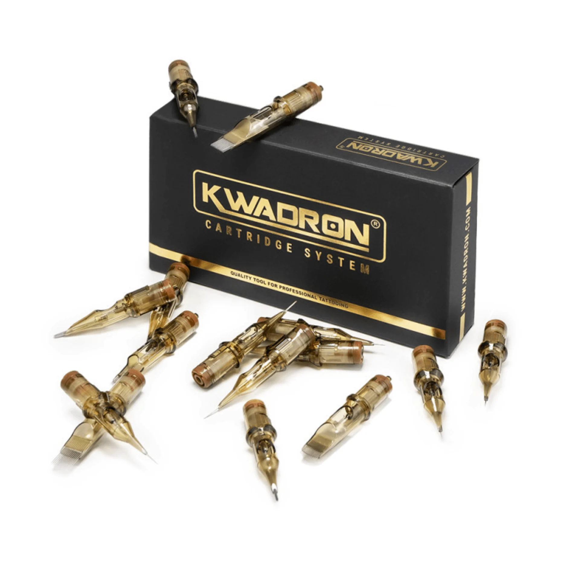 Schwarz-goldene Kwadron Verpackung mit der Aufschrift Cartridge System, davor und darauf verteilt rund ein Dutzend transparente Kwadron Cartridges mit Liner-, Magnum- und Flat-Spitzen