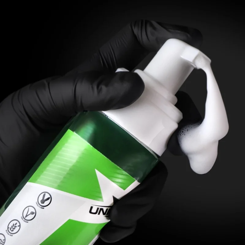 Unistar InkCarnation Numb Schaum wird aus der Flasche gepumpt