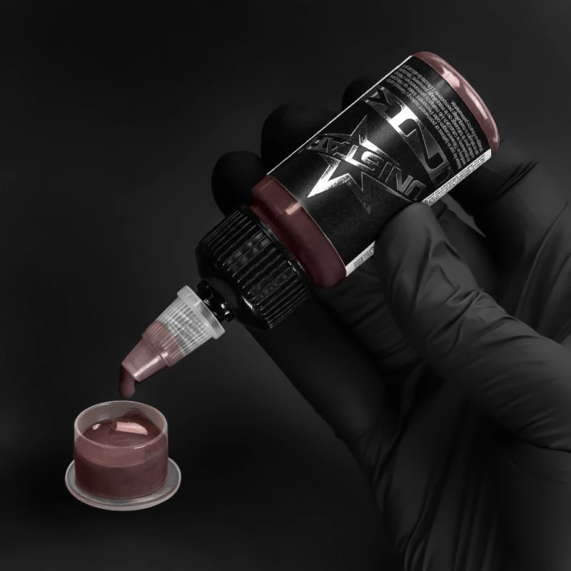 Unistar Skintone 11 Tattoofarbe wird mit Handschuh in eine Farbkappe gefüllt