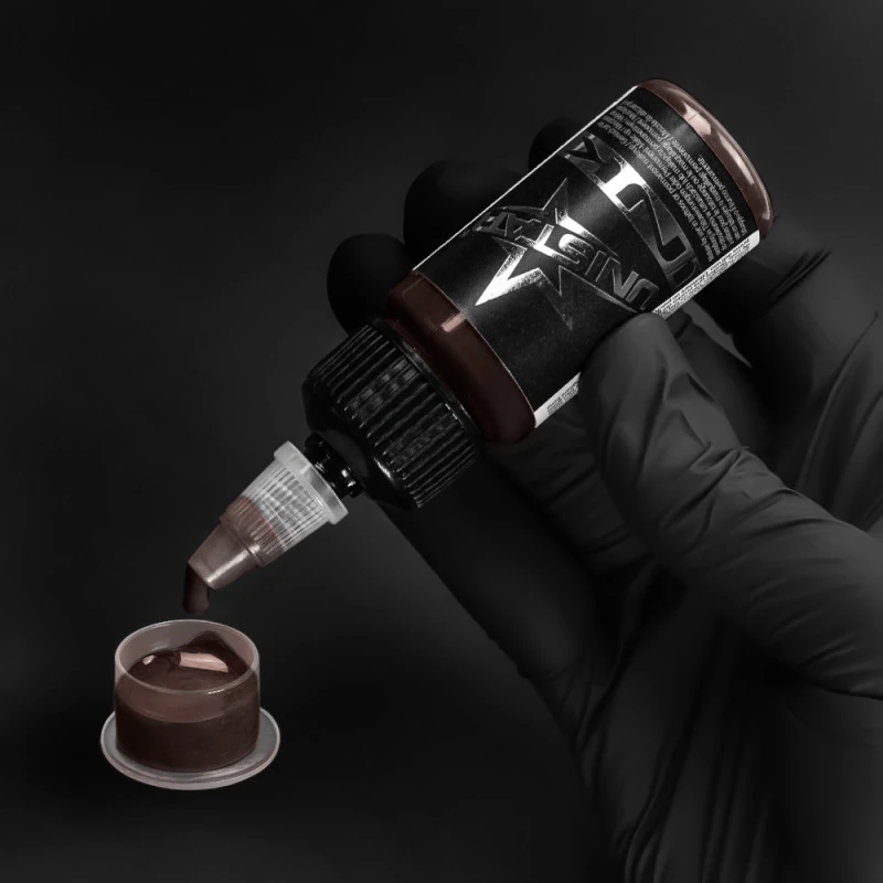 Unistar Skintone 12 Tattoofarbe wird mit Handschuh in eine Farbkappe gefüllt