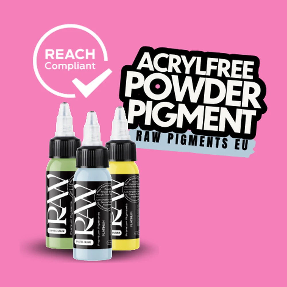 Drei Flaschen RAW Pigments EU in Gr&uuml;n, Pastellblau und Gelb vor rosa Hintergrund, daneben der Schriftzug Acrylfree Powder Pigment und das REACH-Zeichen