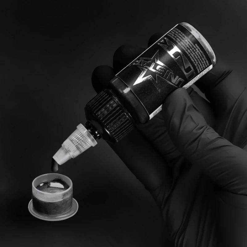 Unistar Solid Gray #5 Tattoofarbe wird mit Handschuh in eine Farbkappe gefüllt