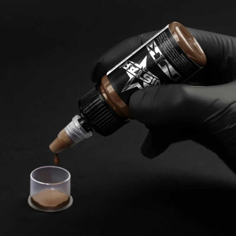 Unistar Tobacco Brown Tattoofarbe wird mit Handschuh in eine Farbkappe gefüllt