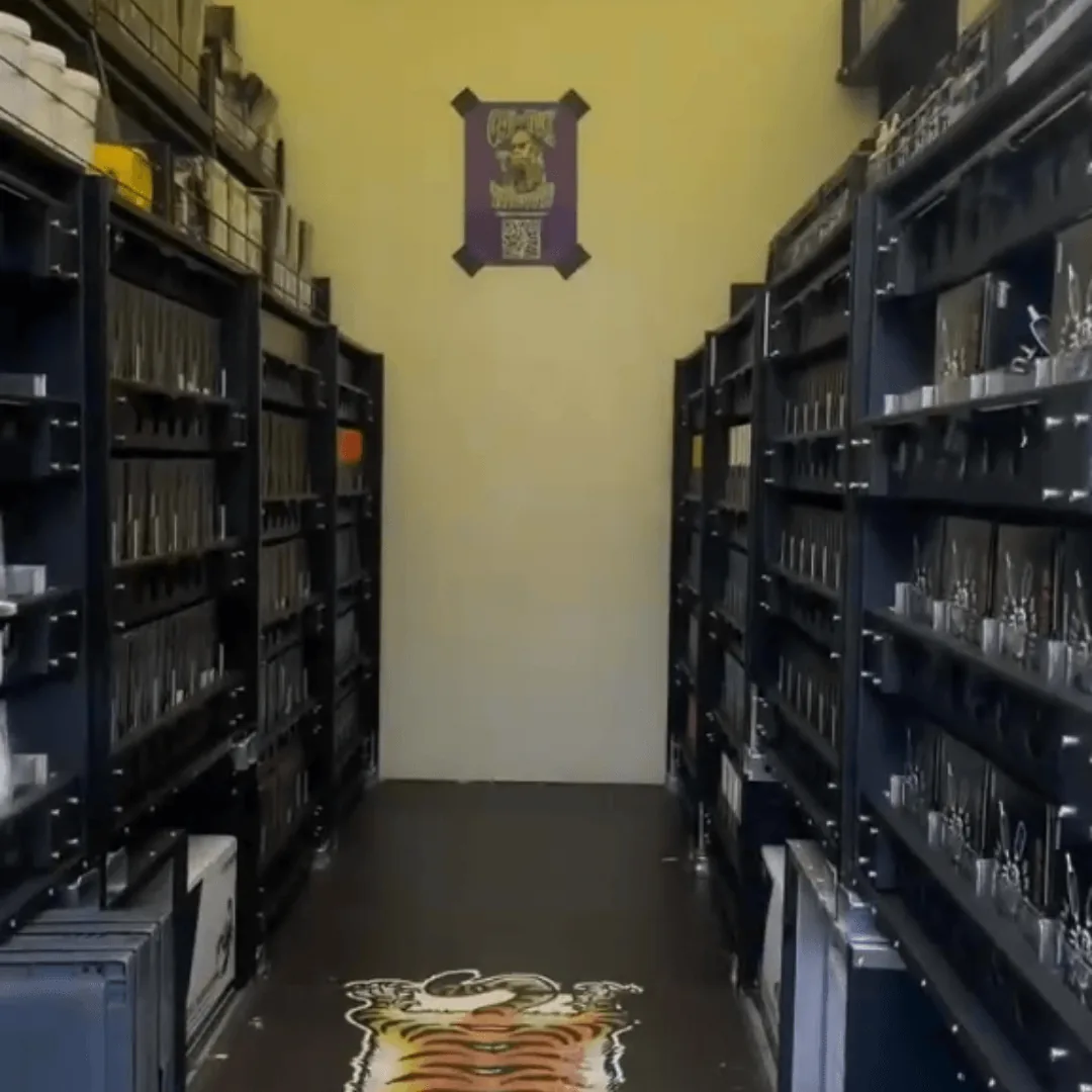 Blick durch den Gang im Truck von Call The Truck Tattoo Supply: links und rechts Regale und Schubladen voll mit Tattoo-Cartridges, Longbar-Nadeln und Griffstücken
