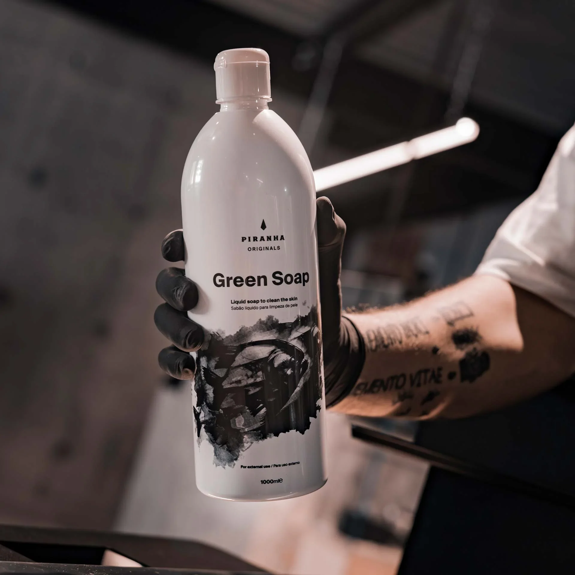 Piranha Green Soap 1 Liter in der Hand