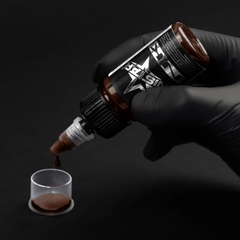 Unistar Basic Brown 2 Tattoofarbe wird mit Handschuh in eine Farbkappe gefüllt