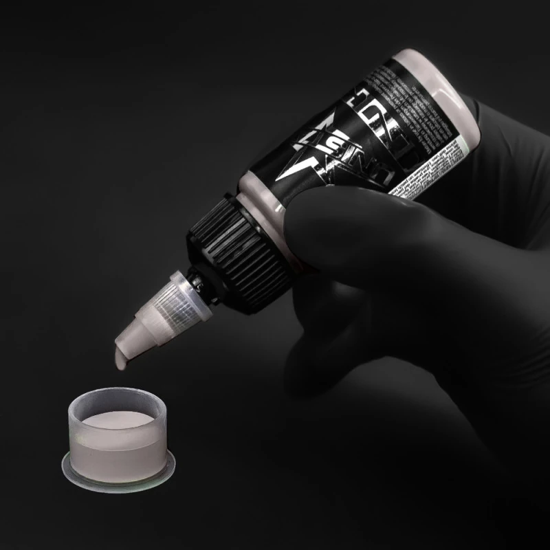 Unistar Skintone 7 Tattoofarbe wird mit Handschuh in eine Farbkappe gefüllt