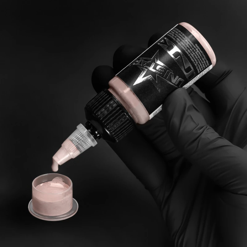 Unistar Skintone 5 Tattoofarbe wird mit Handschuh in eine Farbkappe gefüllt