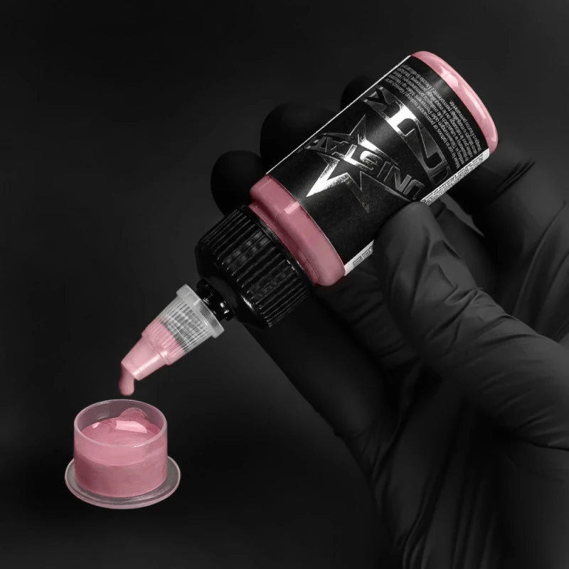 Unistar Skintone 1 Tattoofarbe wird mit Handschuh in eine Farbkappe gefüllt