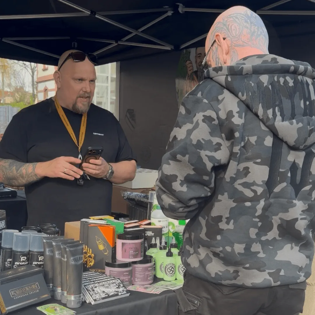 Call the Truck mit Stand auf einer Tattoo Convention