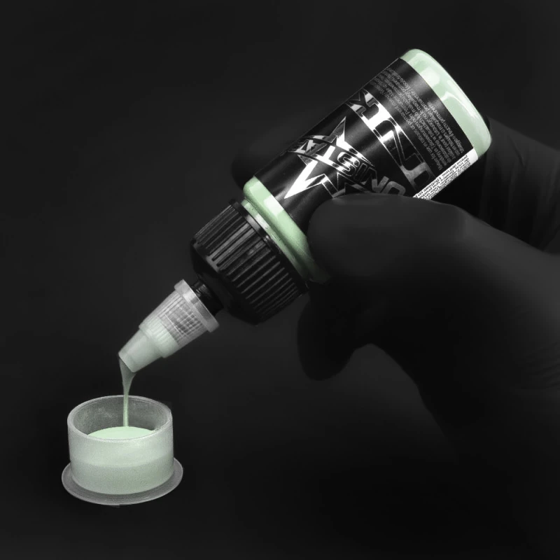 Unistar Fresh Peppermint Tattoofarbe wird mit Handschuh in eine Farbkappe gefüllt