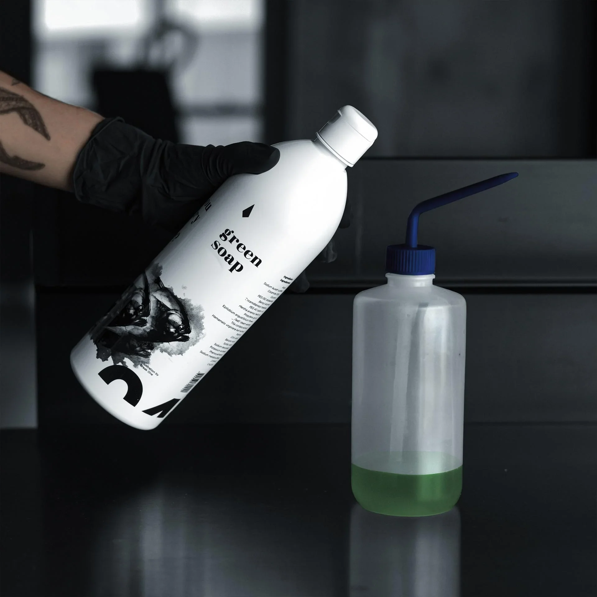Piranha Green Soap wird in die Spritzflasche gefüllt