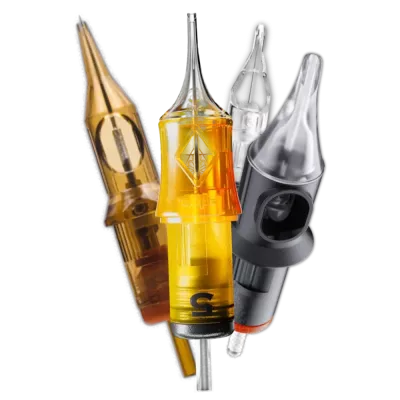 Tattoo Cartridges verschiedener Bauart nebeneinander, vorne eine Edge Pro Cartridge